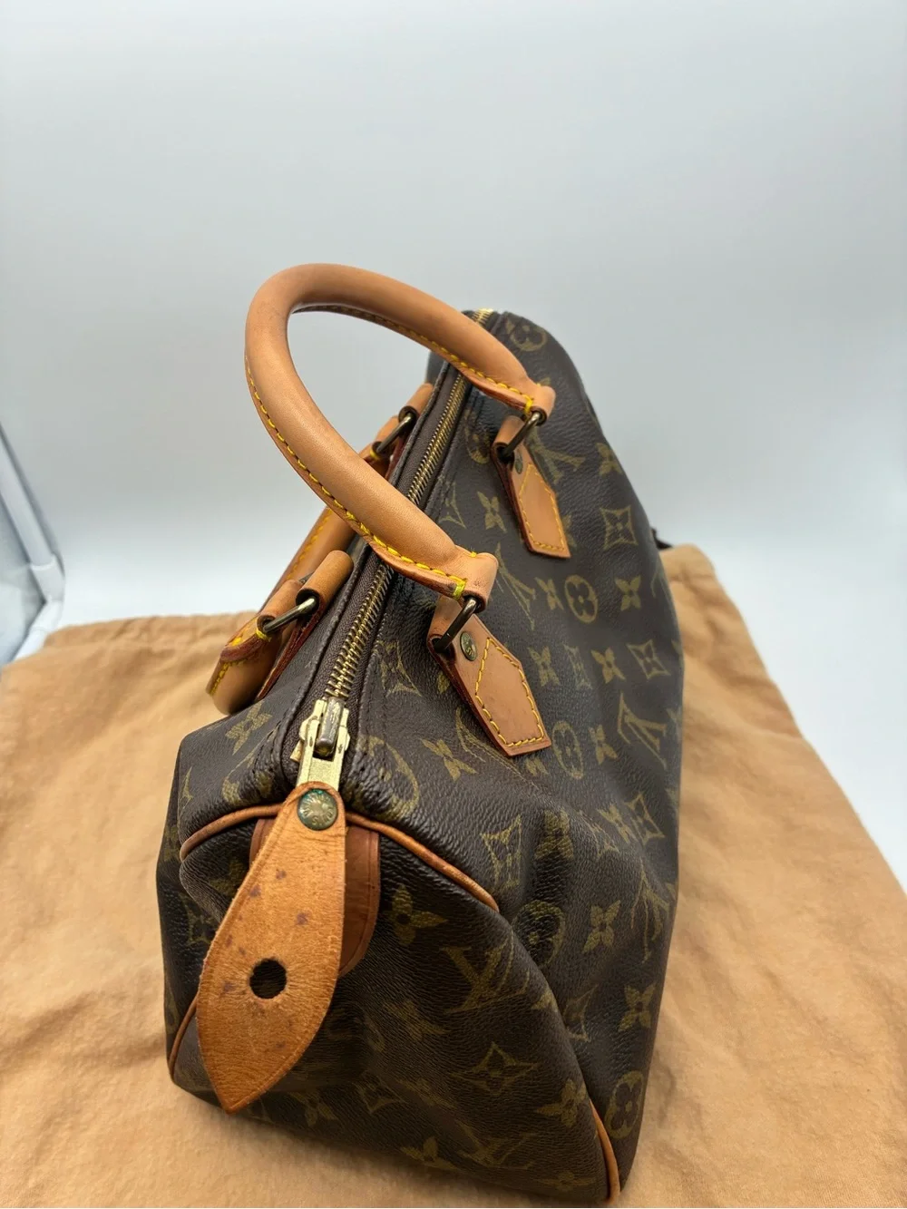 Louis Vuitton Monogram speedy 25 bag with LV dust bag & lock & key discontinued